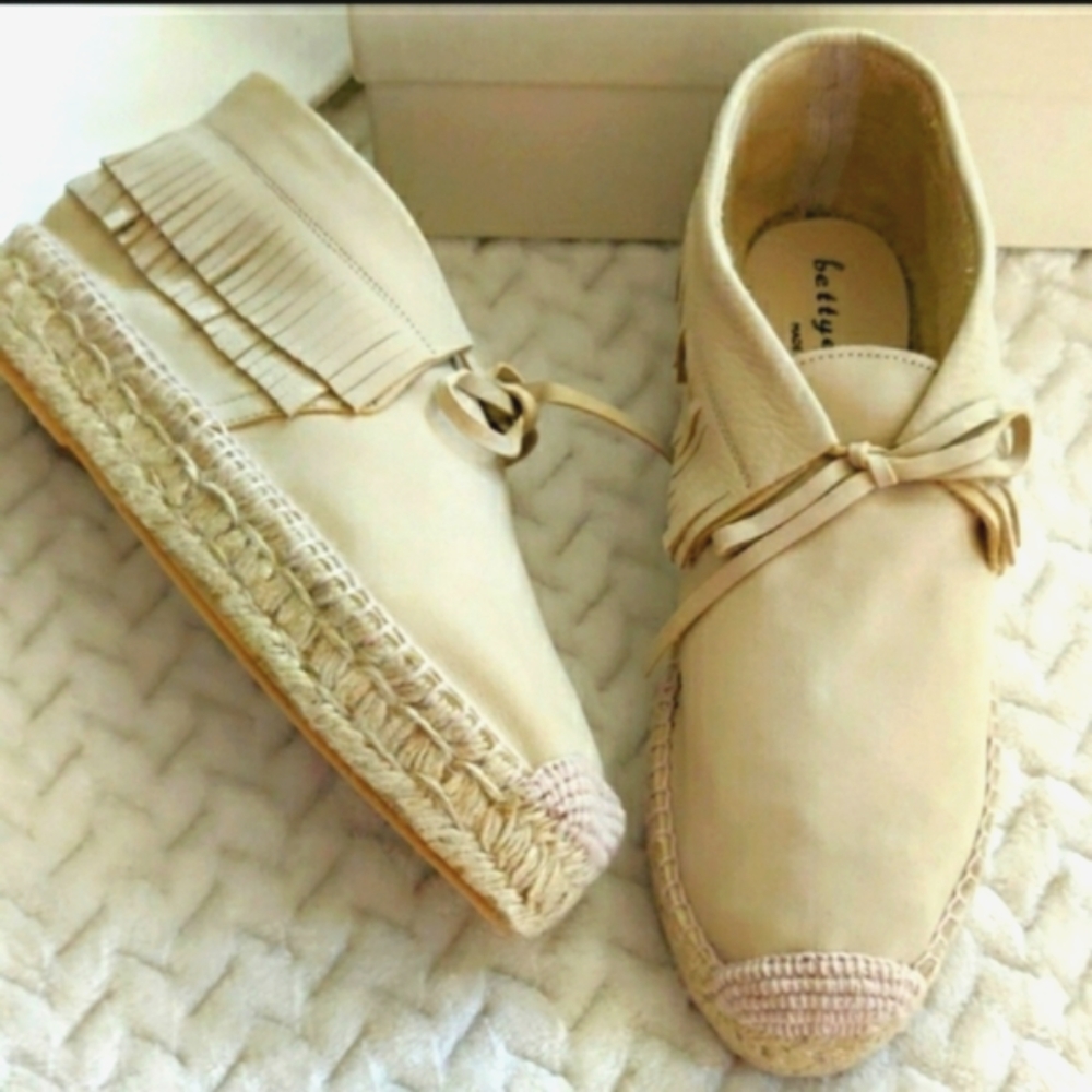 NIB Bettye Mueller Suede Lace Up Espadrilles